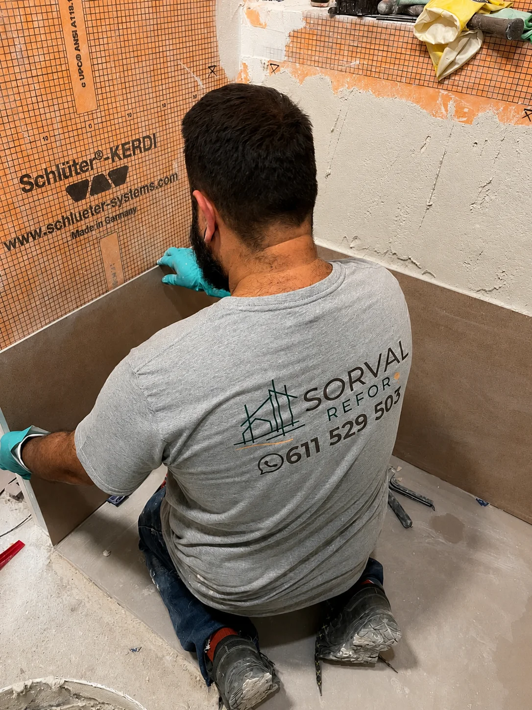 Profesional de Sorval Refor+ instalando revestimiento cerámico