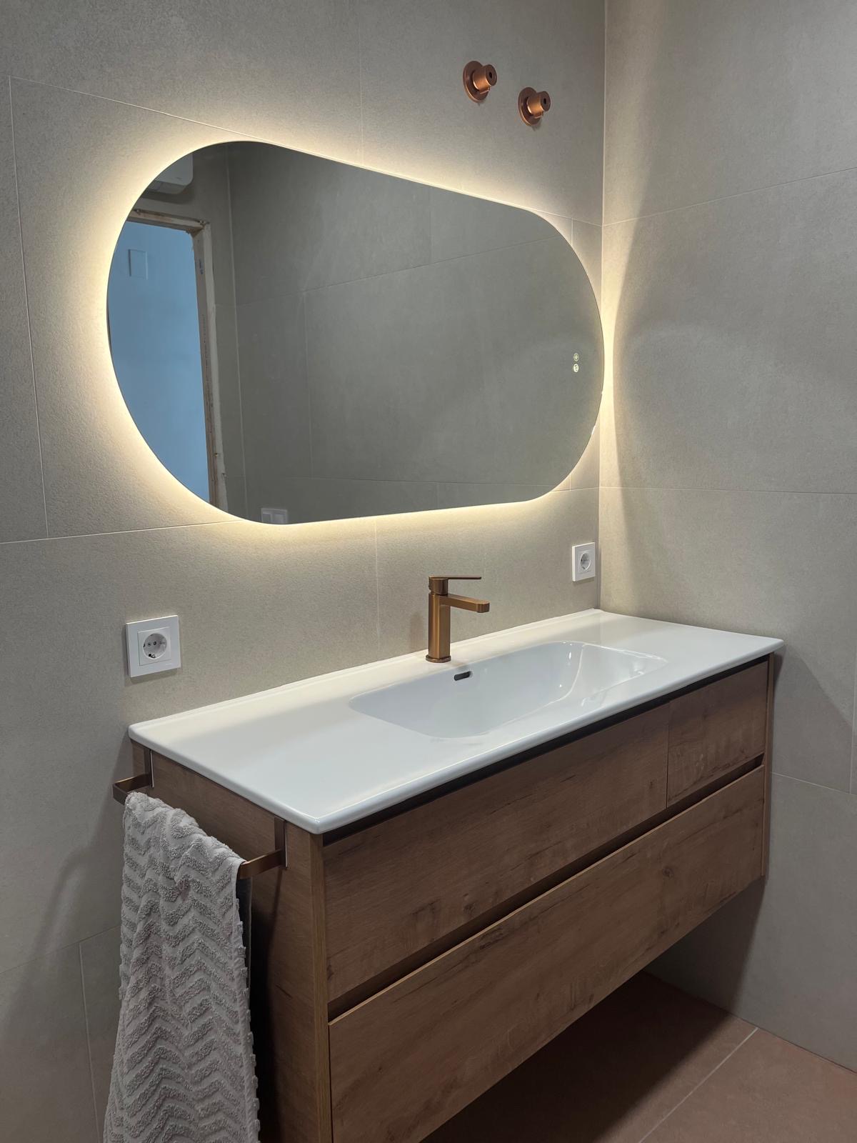 Mueble de baño de madera con espejo retroiluminado