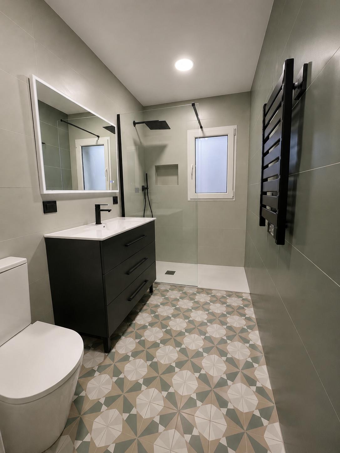 Baño verde con ducha abierta reformado por Sorval Refor+
